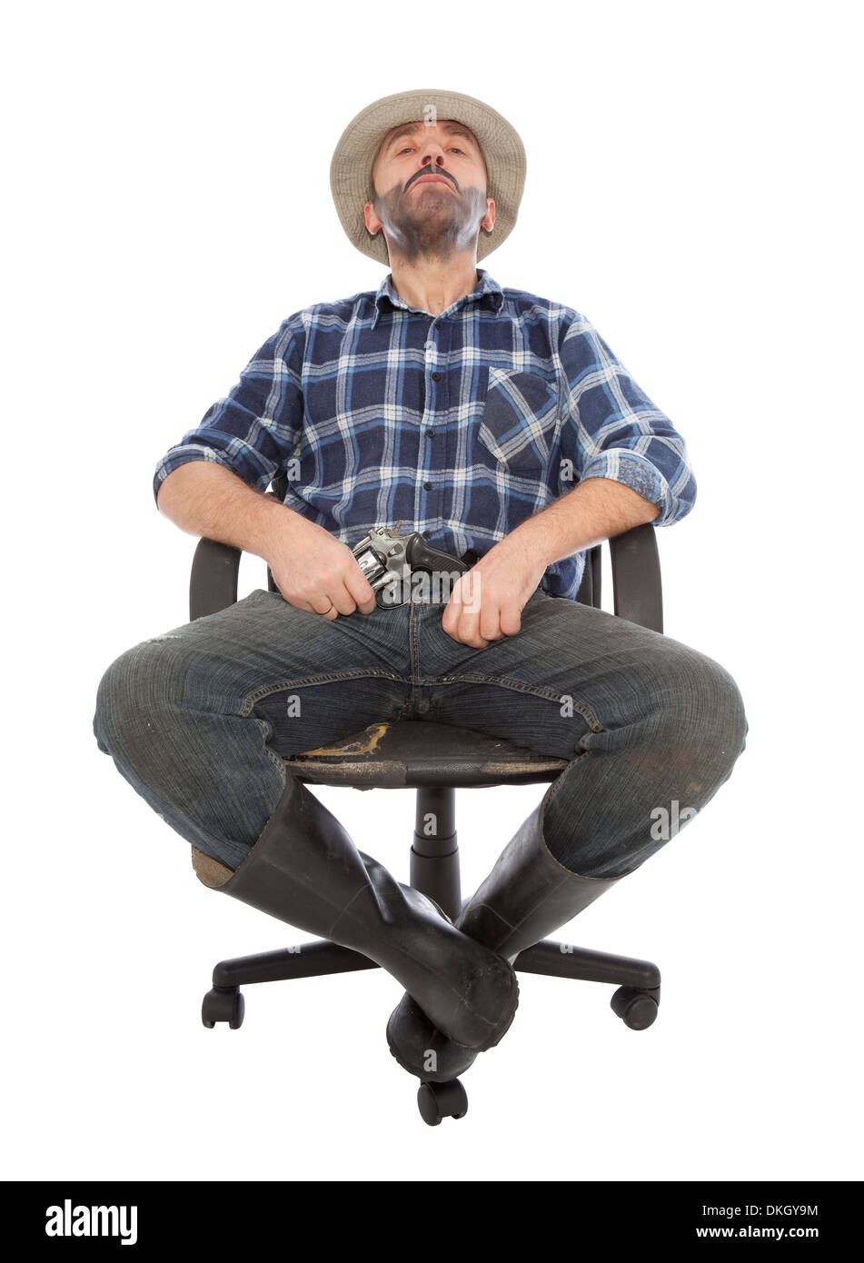 gefährlicher Mann mit Gewehr auf Lederstuhl sitzen Stockfoto