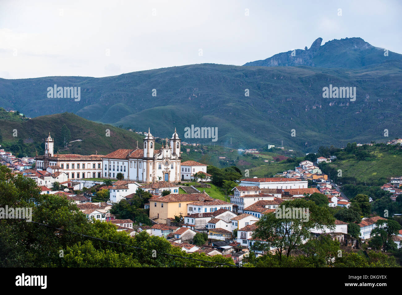 Zeigen Sie über die koloniale Stadt von Ouro Preto, UNESCO-Weltkulturerbe, MInas Gerais, Brasilien, Südamerika an Stockfoto