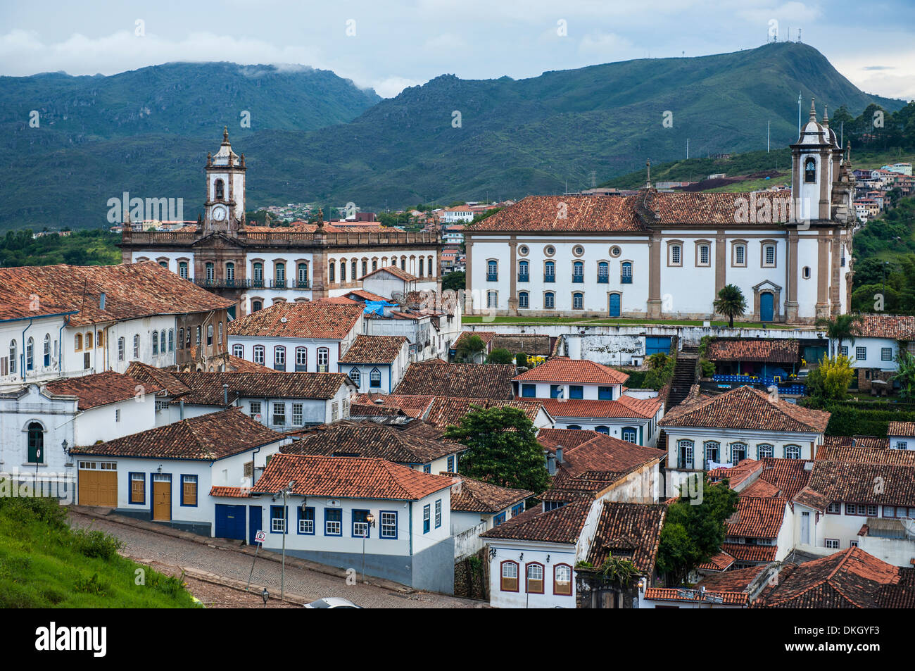 Zeigen Sie über die koloniale Stadt von Ouro Preto, UNESCO-Weltkulturerbe, MInas Gerais, Brasilien, Südamerika an Stockfoto