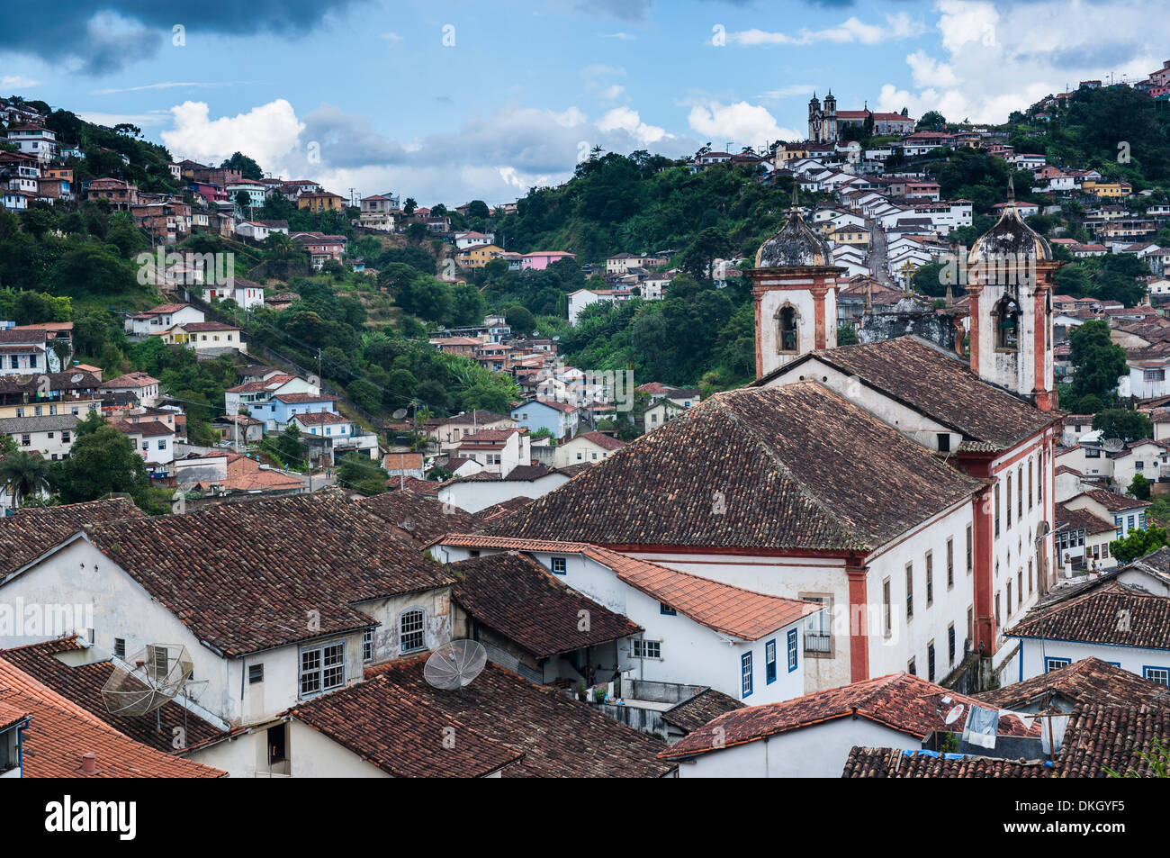 Zeigen Sie über die koloniale Stadt von Ouro Preto, UNESCO-Weltkulturerbe, MInas Gerais, Brasilien, Südamerika an Stockfoto