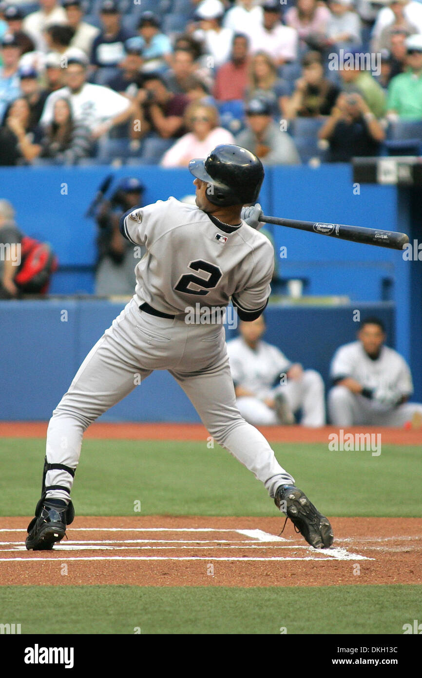 5. August 2009 - Toronto, Ontario, Kanada - 5. August 2009: Yankees Hitter Derek Jeter (2) Enten aus einem Up-and-in Fastball in seinem an bat gegen die Blue Jays während die Yankees 8-4 Sieg über die Blue Jays im Rogers Center in Toronto, Ontario. (Kredit-Bild: © Steve Dachgaube/Southcreek Global/ZUMApress.com) Stockfoto