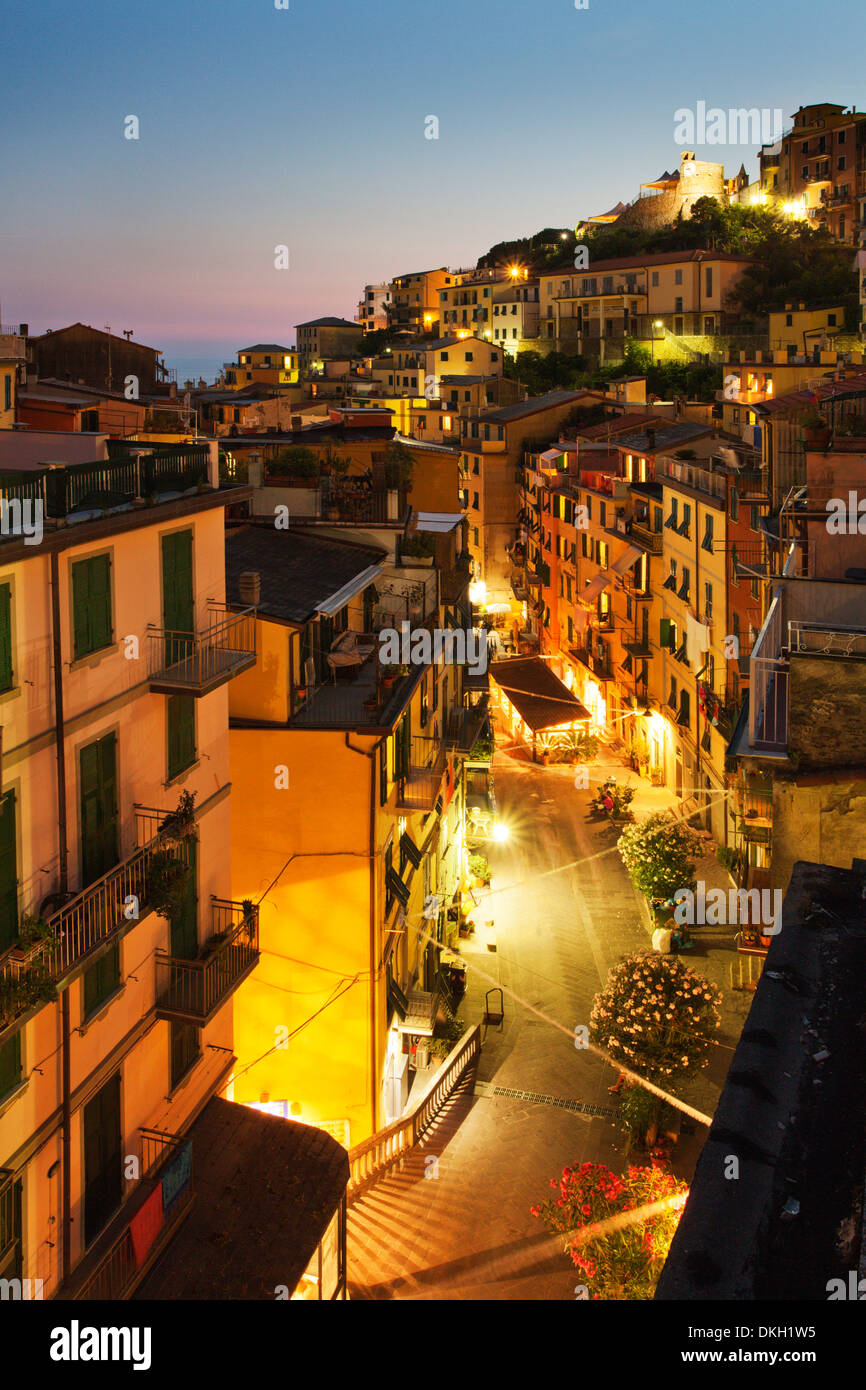 Via Colombo in der Abenddämmerung, Riomaggiore, Cinque Terre, UNESCO World Heritage Site, Ligurien, Italien, Mittelmeer, Europa Stockfoto
