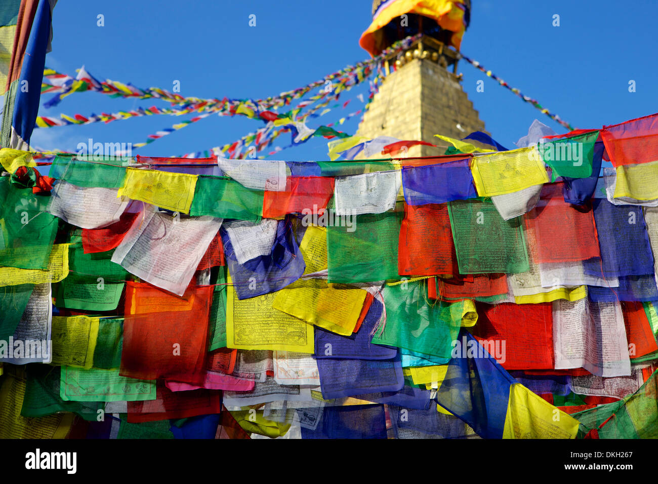 Gebetsfahnen vor Boudha (Bodhnath) (Boudhanath) tibetische Stupa in Kathmandu, UNESCO World Heritage Site, Nepal, Asien Stockfoto