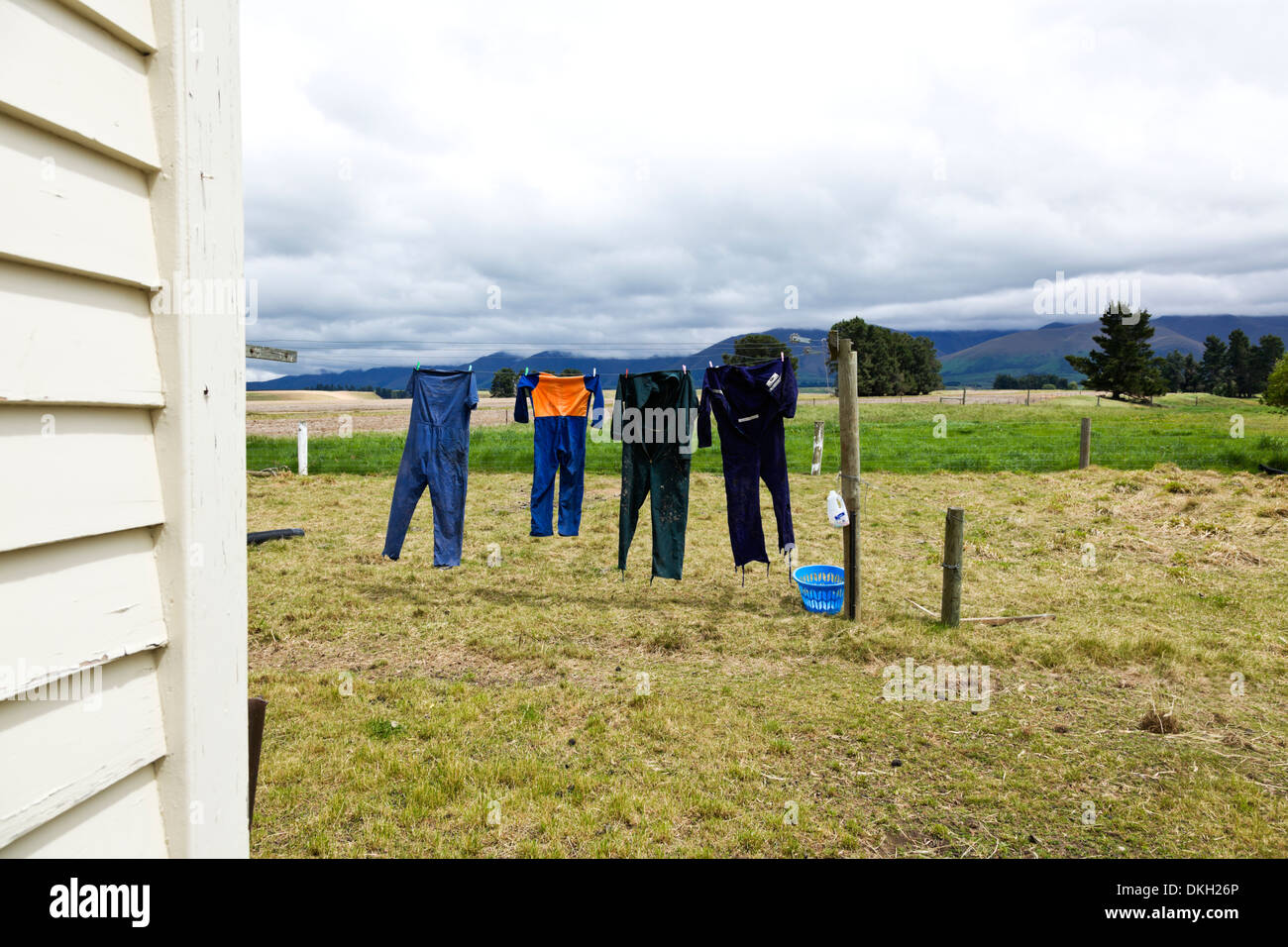 Overall hängen auf einem New Zealand Bauernhof Wäscheleine trocknen Stockfoto
