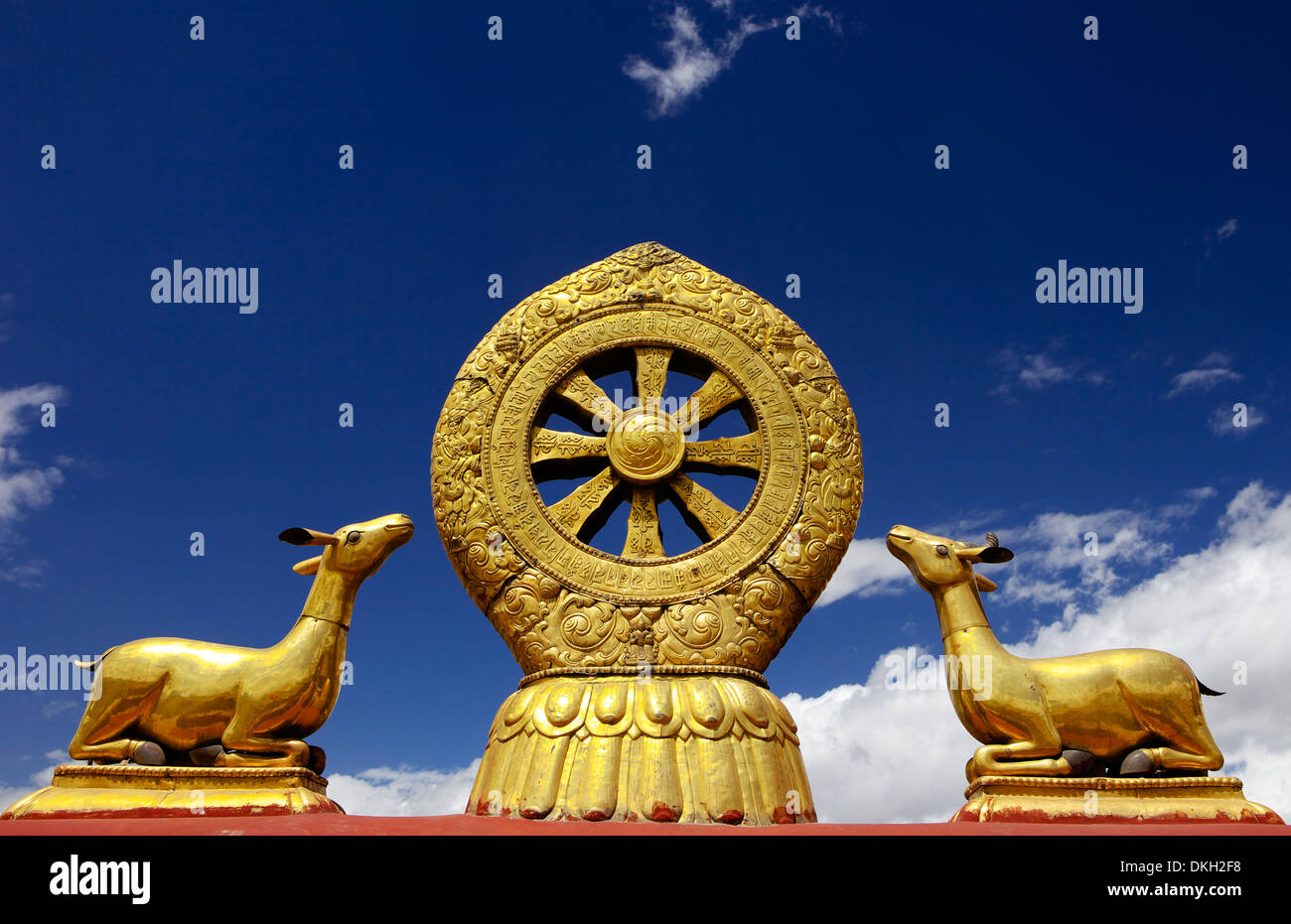 Eine goldene Dharma-Rad und Hirsch Skulpturen auf den Heiligen Jokhang Tempel Dach, Barkhor Square, Lhasa, Tibet, China Stockfoto