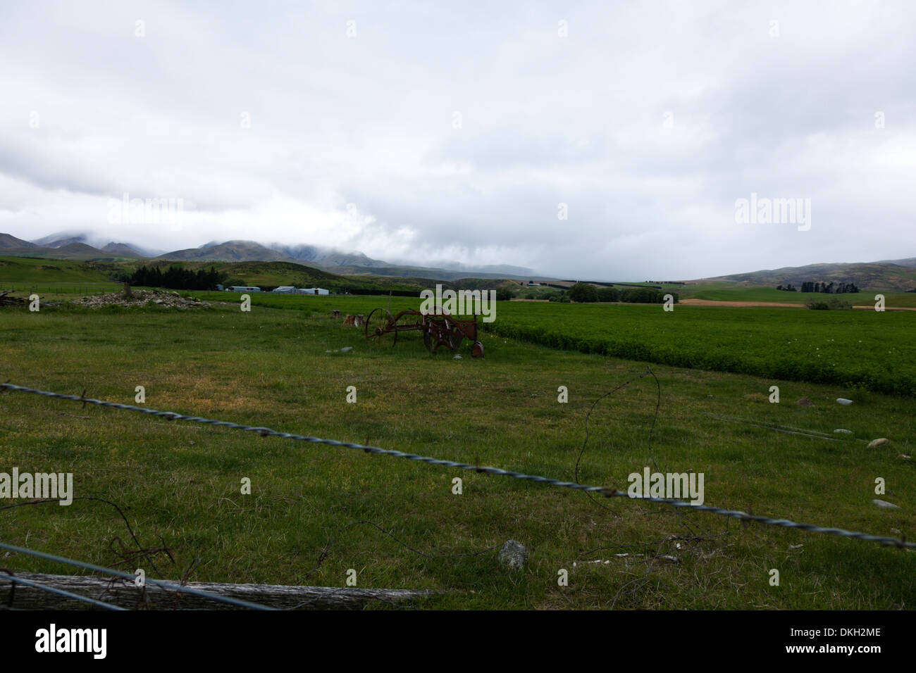 Am Bauernhof in Neuseeland Südinsel liegen alte Ackergeräte rosten Stockfoto