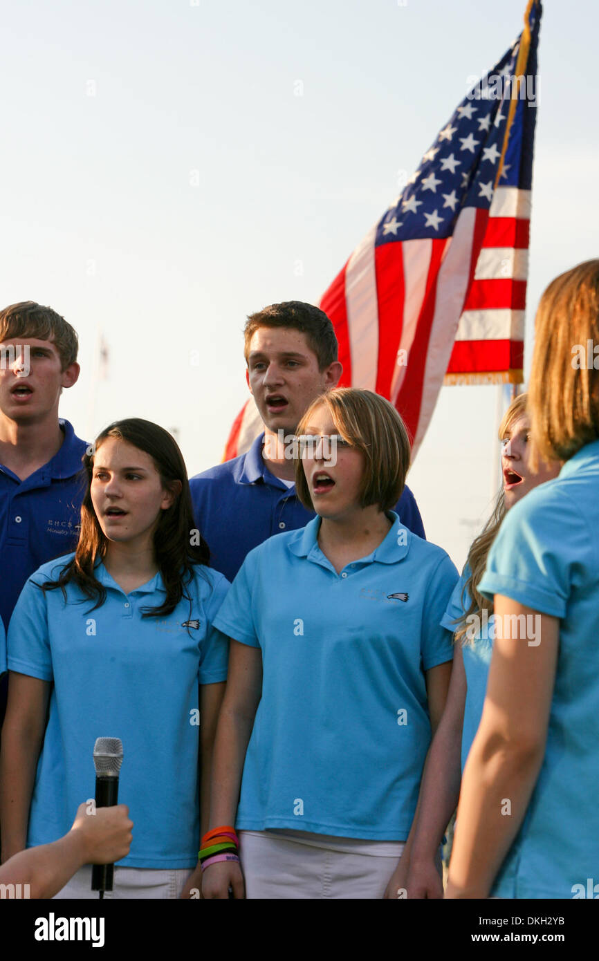 6. Juni 2009: Mitglieder der EHCS Ministerien Team singen die Nationalhymne vor dem Start der MLS Übereinstimmung zwischen der Columbus Crew und Kansas City Wizards. Die Columbus Crew besiegte die Kansas City Wizards 2-0 im CommunityAmerica Ballpark, Kansas City, KS. (Kredit-Bild: © Tyson Hofsommer/Southcreek Global/ZUMApress.com) Stockfoto