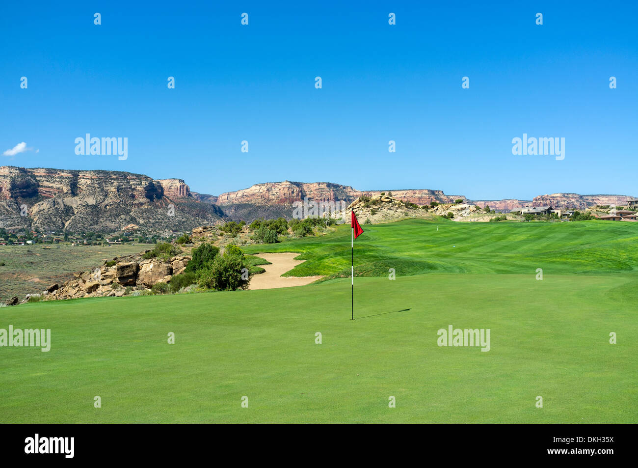 Vierte grün und Fairway auf Redlands Mesa Golf Club, Grand Junction, Colorado, USA, spielt natürlich in die Colorado-Wüste Stockfoto