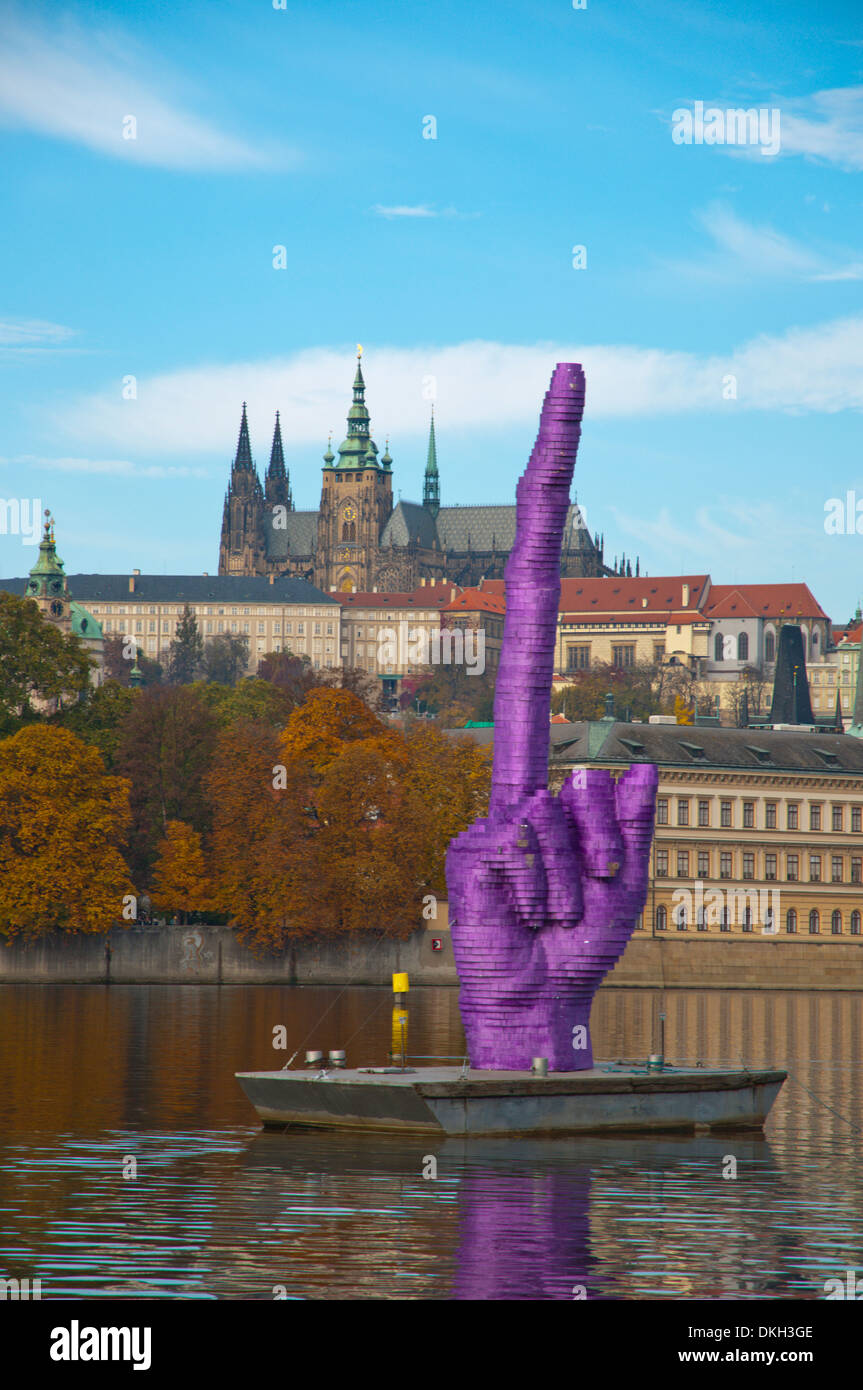 David Cerny temporäre Skulptur Mittelfinger zeigte auf der Burg-Prag, Tschechische Republik, Europa Stockfoto