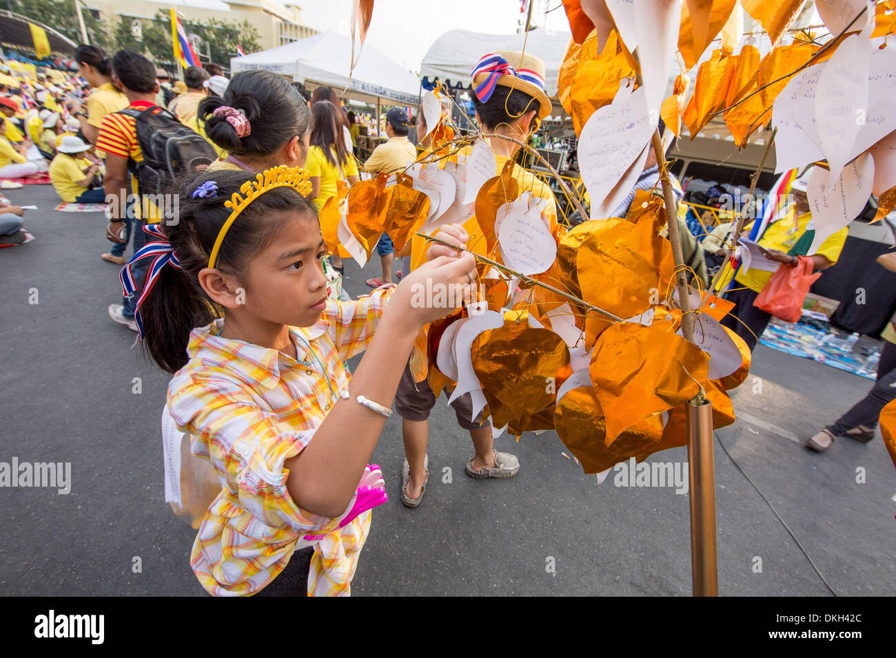 Bangkok, Thailand. 5. Dezember 2013. Menschen in Bangkok, Thailand, feiern den Geburtstag von König Bhumibol Adulyadej am 5. Dezember 2013. Bildnachweis: Dpa picture Alliance/Alamy Live News Stockfoto