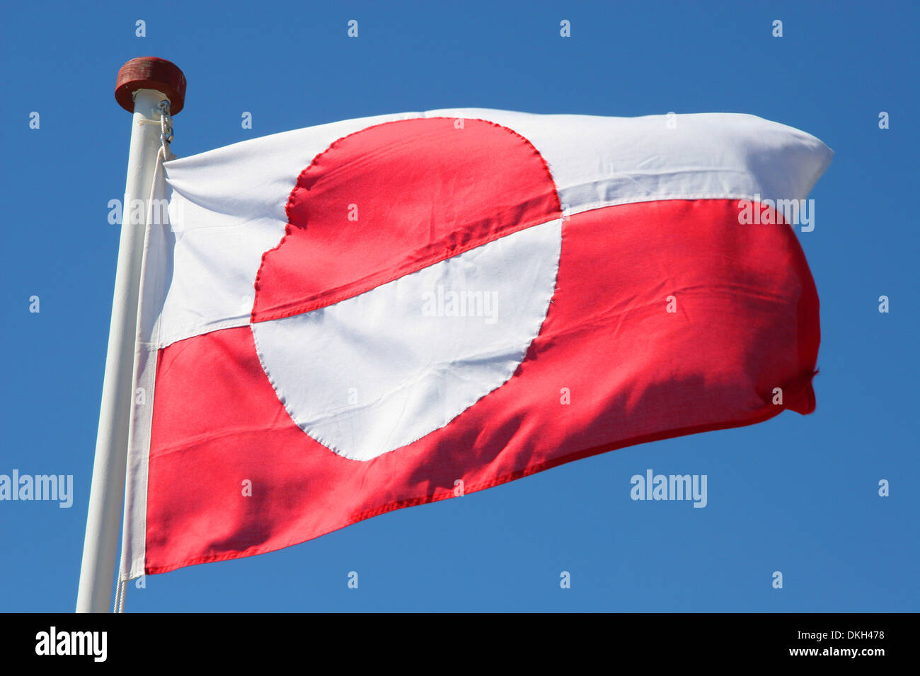 Nahaufnahme der nationalen Flagge Grönlands. Mit einem roten & weiß halb Kreise bilden einen Kreis, Nuuk. Stockfoto