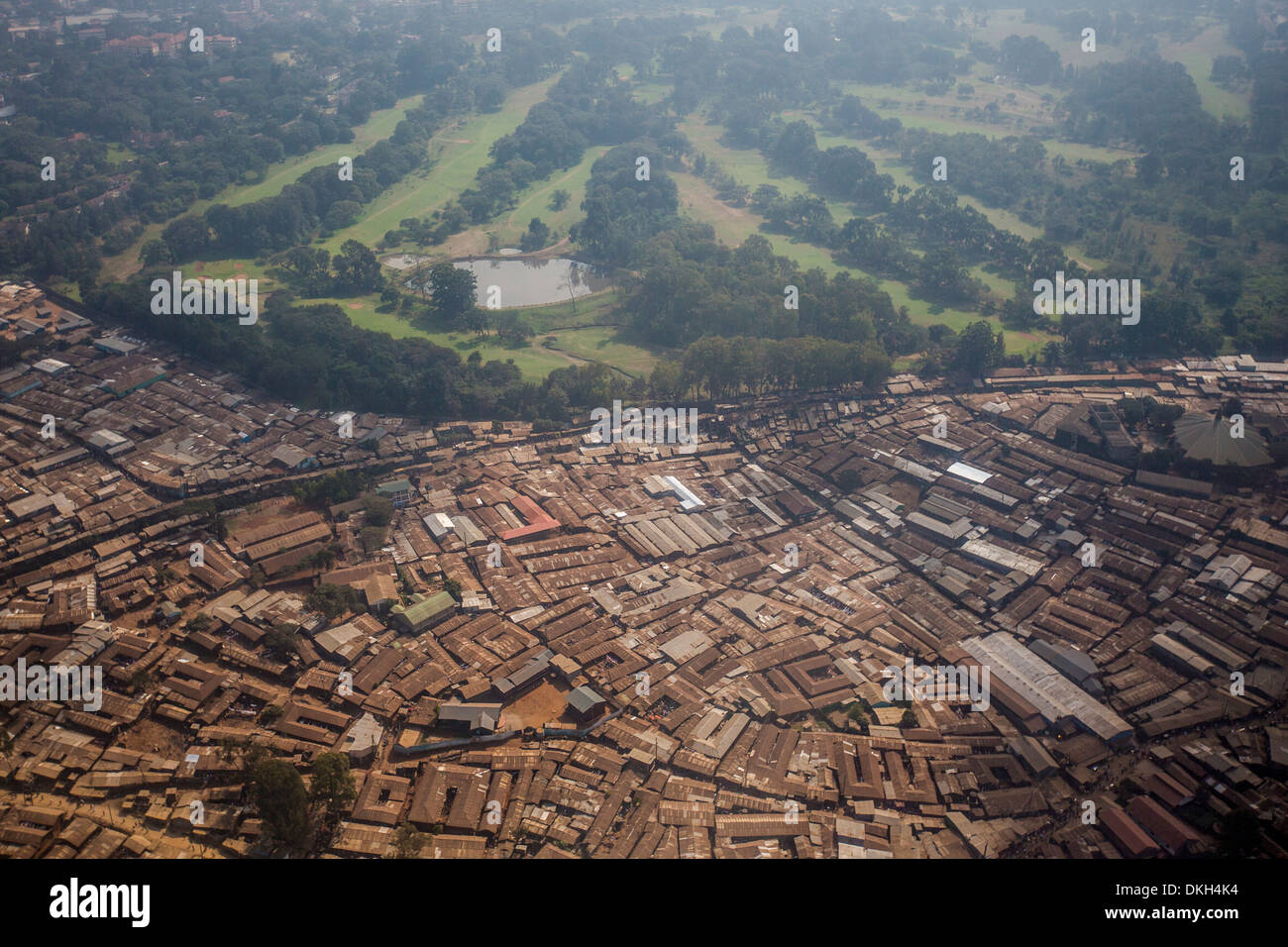 Luftaufnahme von einem Slum am Stadtrand von Nairobi, Kenia, Ostafrika, Afrika Stockfoto