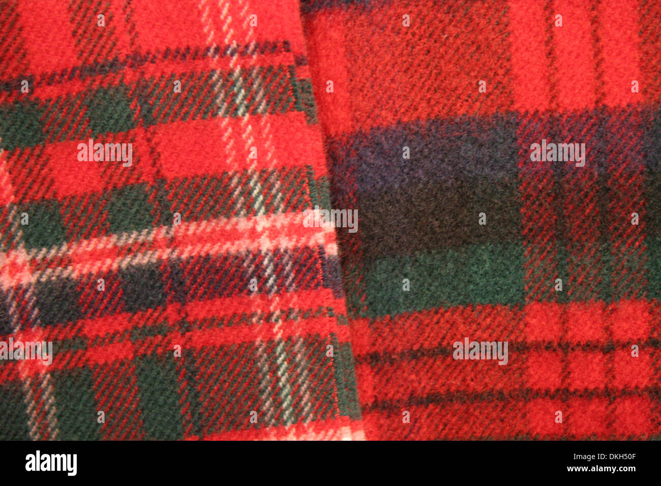 Nahaufnahme von Tartan Stoff. Kombination aus roten, grünen, Blues & Creme. Traditionell schottischen Clans, Schottland vertreten. Stockfoto