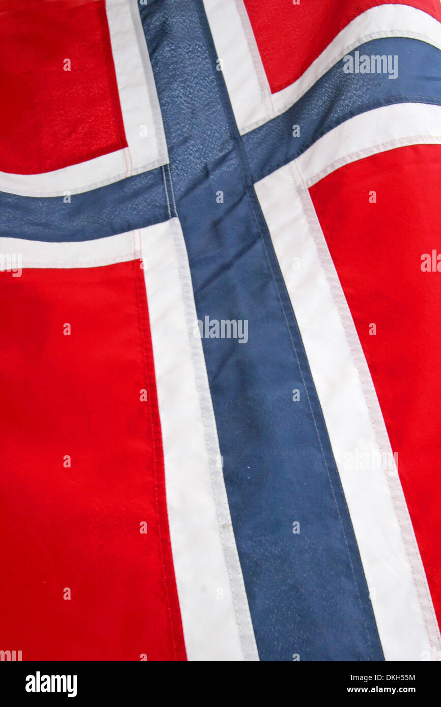 Nahaufnahme der Nationalflagge von Norwegen in Skandinavien, Europa. Mit einem blauen & weißen Kreuz auf rotem Grund. Stockfoto