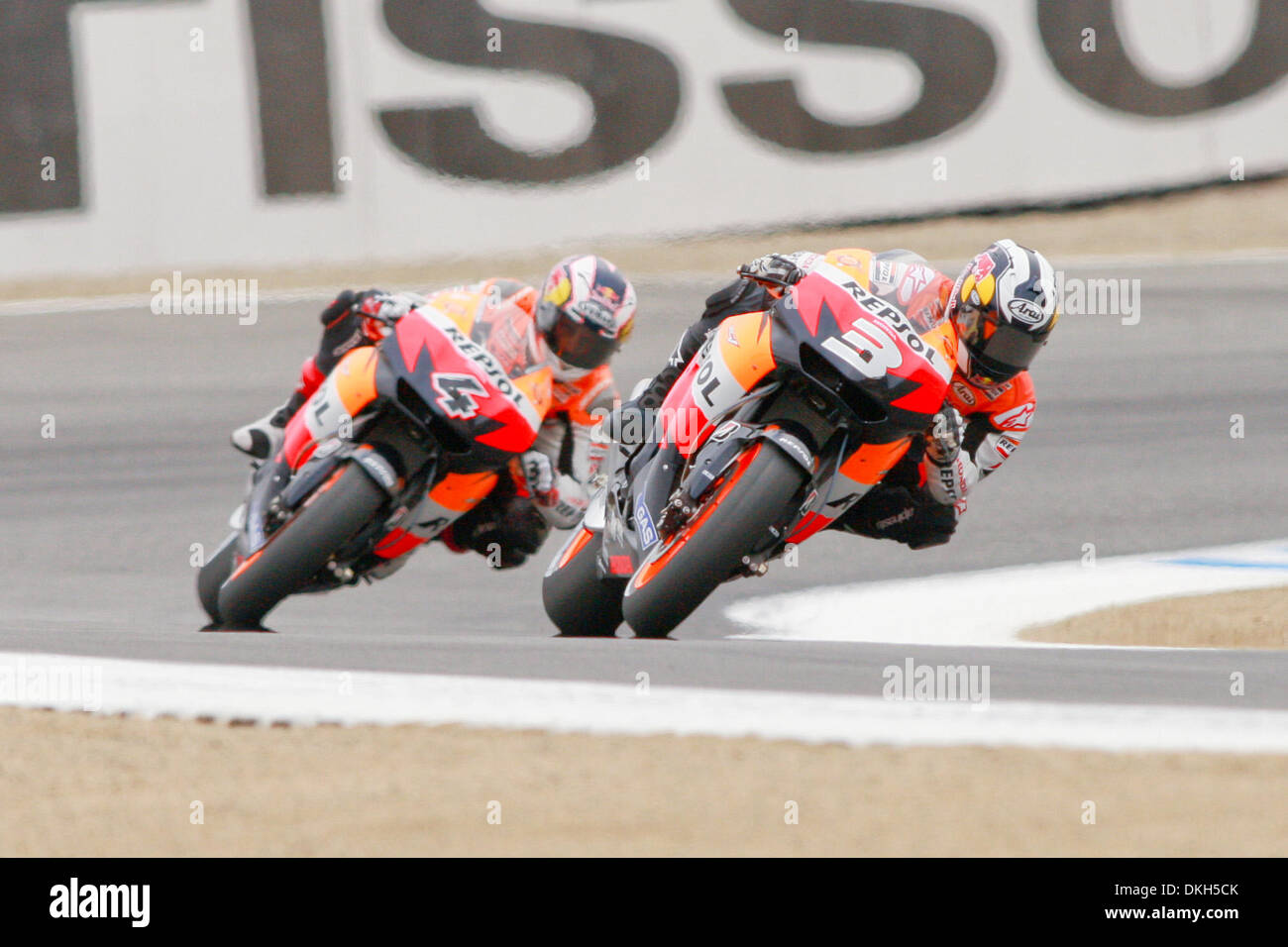 5. Juli 2009 - Monterey, Kalifornien, USA - 5. Juli 2009: Dani Perdosa, der Sabadell, Barcelona, fährt die #3 Motorrad für Honda Respol Honda Team und Andrea Dovizioso, Forlimpopoli, Italien, fährt die #4-Motorrad für die Respol Honda Team Honda während MotoGP Warm-up auf dem Mazda Raceway Laguna Seca in Monterey, Kalifornien MotoGP 8. Rennen festgelegt ist, findet heute statt auf , Juli Stockfoto