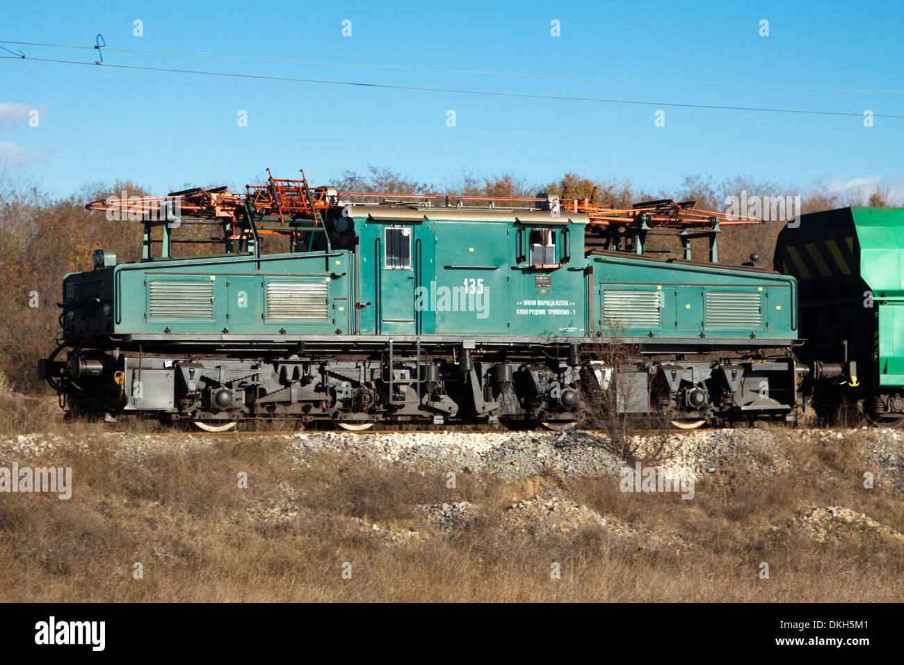 DDR-gebaute LEW EL 2 Grube Eisenbahn Lokomotive zieht einen Güterzug im Südosten Bulgariens Stockfoto