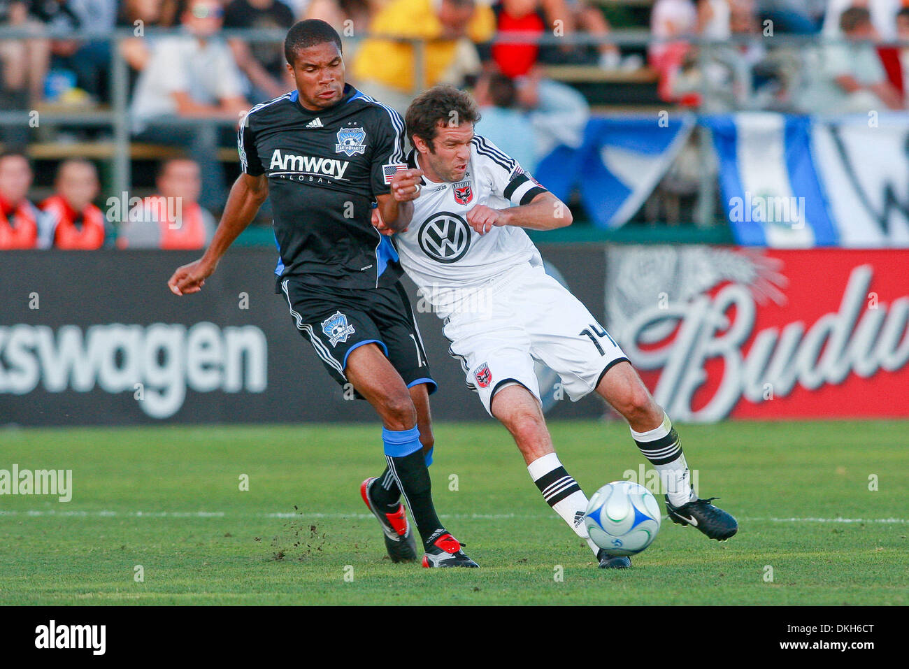 San Jose Earthquakes weiterleiten Ryan Johnson (19) gegen D.C. United Ben Olsen (14) während der Spielaktion im Buck Shaw Stadium in Santa Clara Kalifornien (Credit-Bild: © Konsta Goumenidis/Southcreek Global/ZUMApress.com) Stockfoto