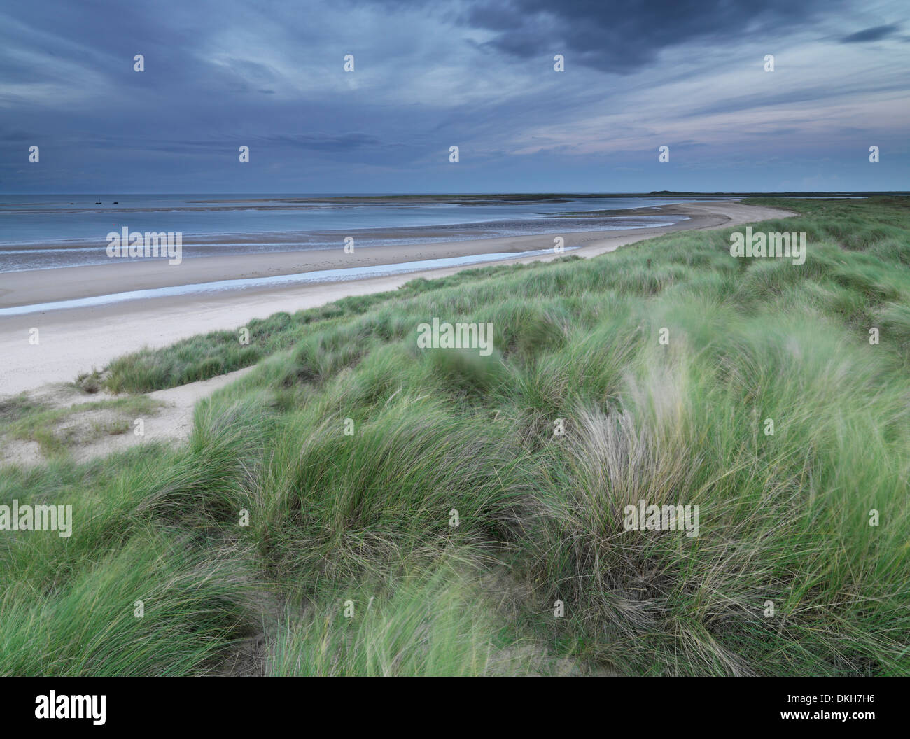 Dämmerung Licht in dieser Ansicht Blick auf Scolt Head Island aus Brancaster, Norfolk, England, Vereinigtes Königreich, Europa Stockfoto