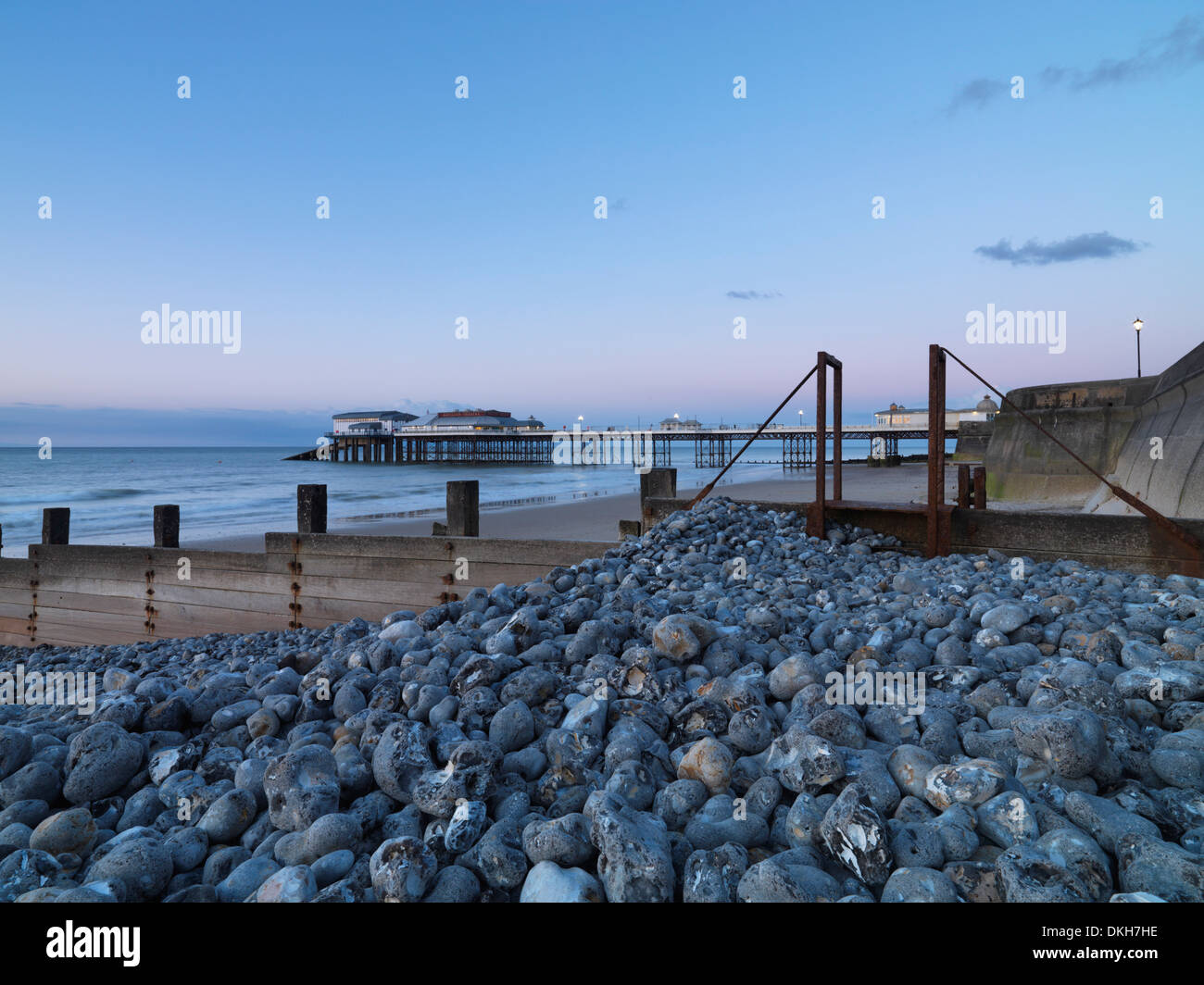 Ein Twilight-Blick auf den Strand und Pier in Cromer, Norfolk, England, Vereinigtes Königreich, Europa Stockfoto