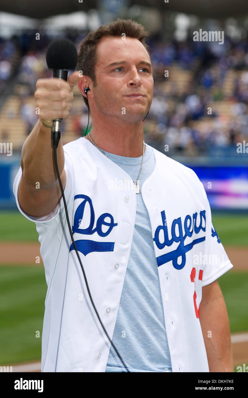 Eric Martsolf Stern von der Seifenoper Days of Our Lives, singt die Nationalhymne im Dodger Stadium.  Vor Beginn des 6. Juni Spiel zwischen den Dodgers und den Phillies (Credit-Bild: © Tony Leon/Southcreek Global/ZUMApress.com) Stockfoto