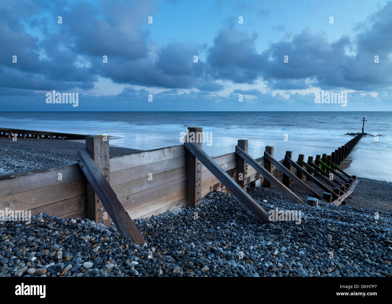 Meer-Abwehr am steinigen Strand von Sheringham, Norfolk, England, Vereinigtes Königreich, Europa Stockfoto