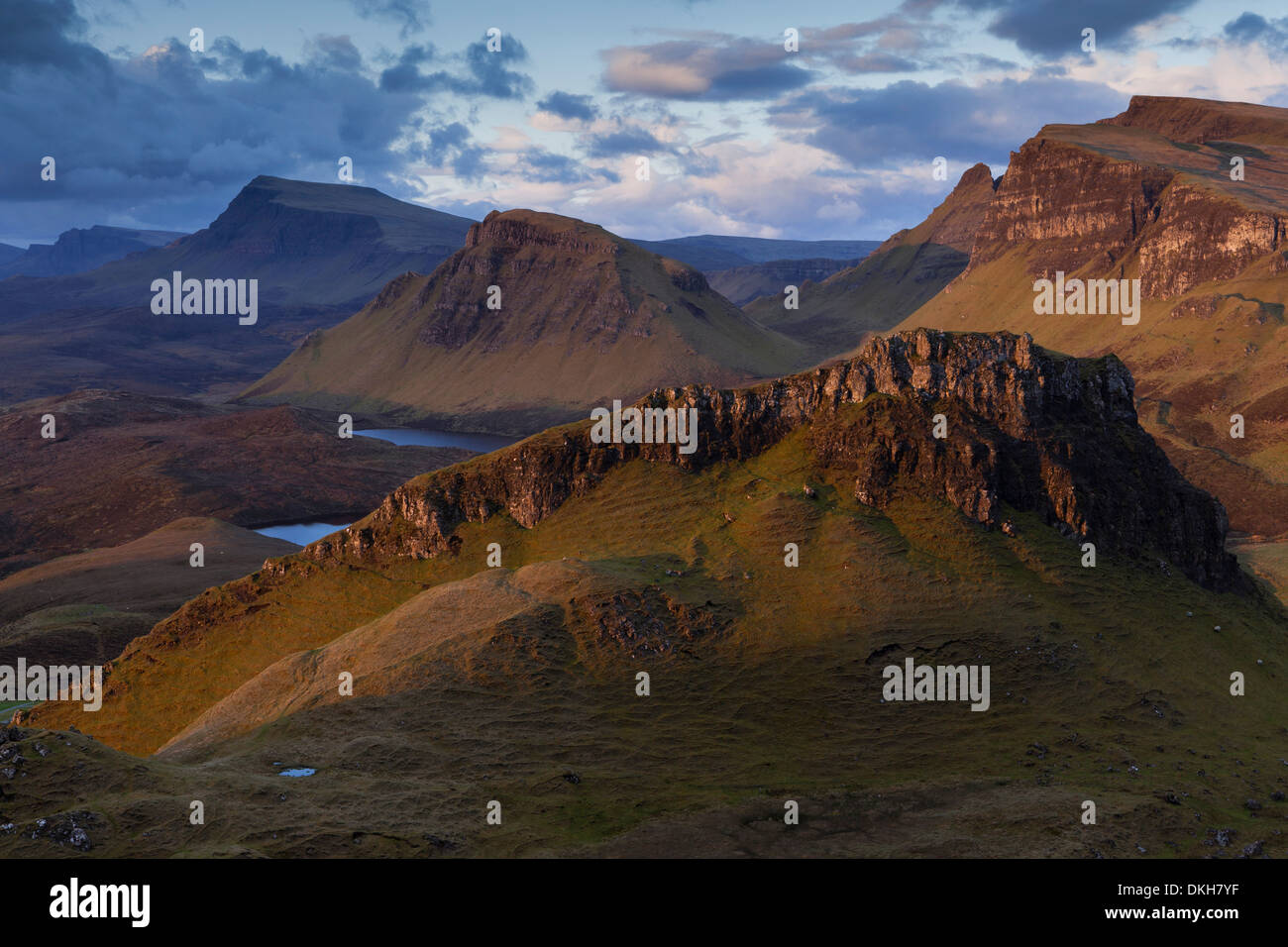 Dramatische Licht auf die Trotternish Ridge gesehen vom Quiraing, Trotternish, Isle Of Skye, Schottland, Vereinigtes Königreich Stockfoto