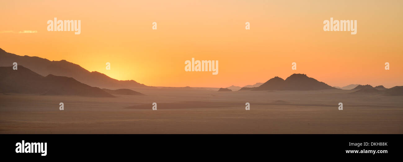 Die Sonne untergeht im NamibRand Nature Reserve, Namib-Wüste, Namibia, Afrika Stockfoto