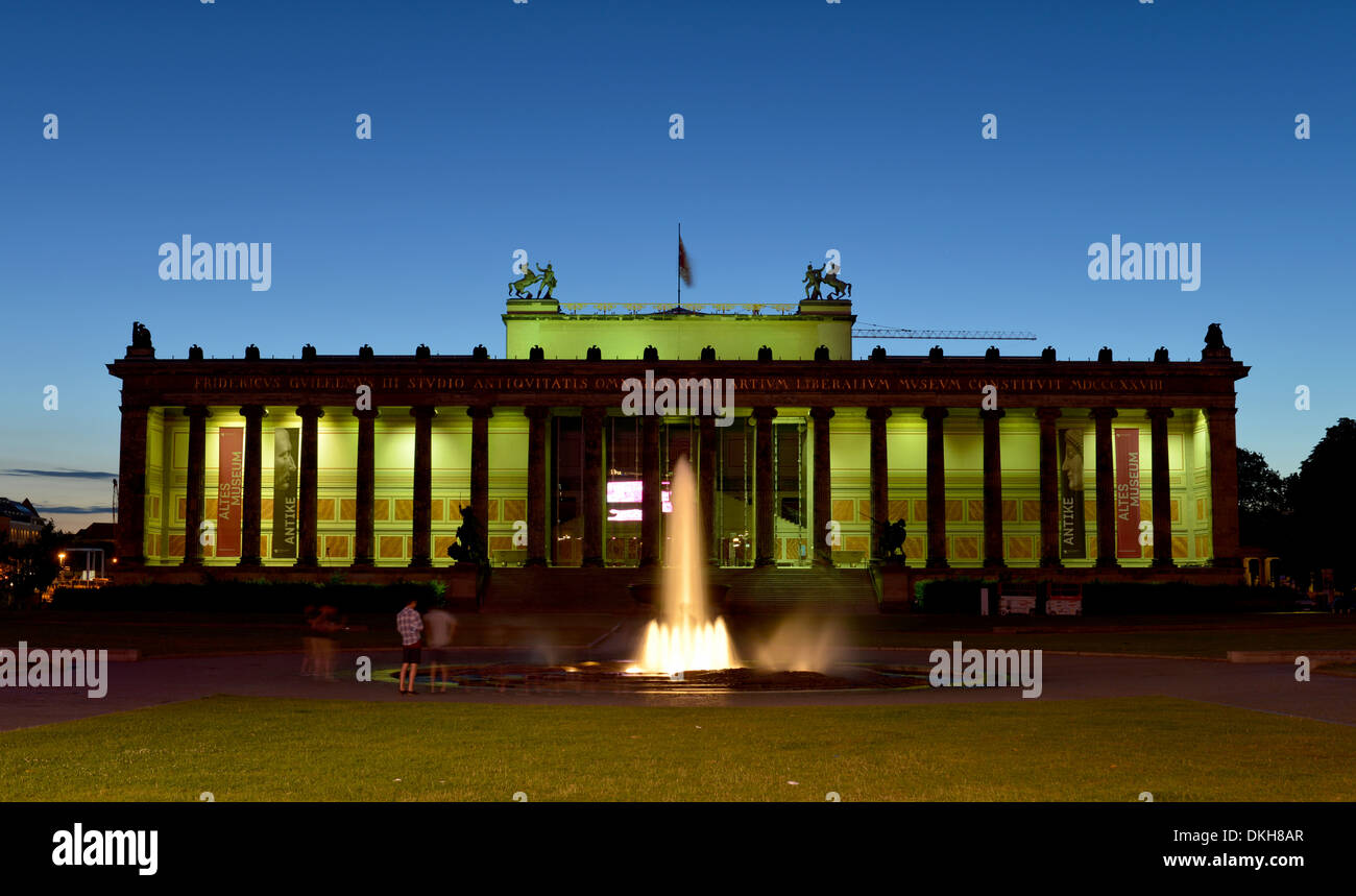 Berlin Deutschland alte Person Museum Freude Garten Mitte Berlin Mitte 06:21 Deutschland Mitte Altes Museum Lustgarten Stockfoto