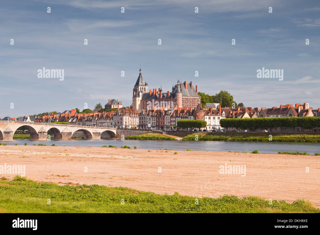 Die Stadt Gien vor dem Fluss Loire, Loiret, Centre, Frankreich, Europa Stockfoto