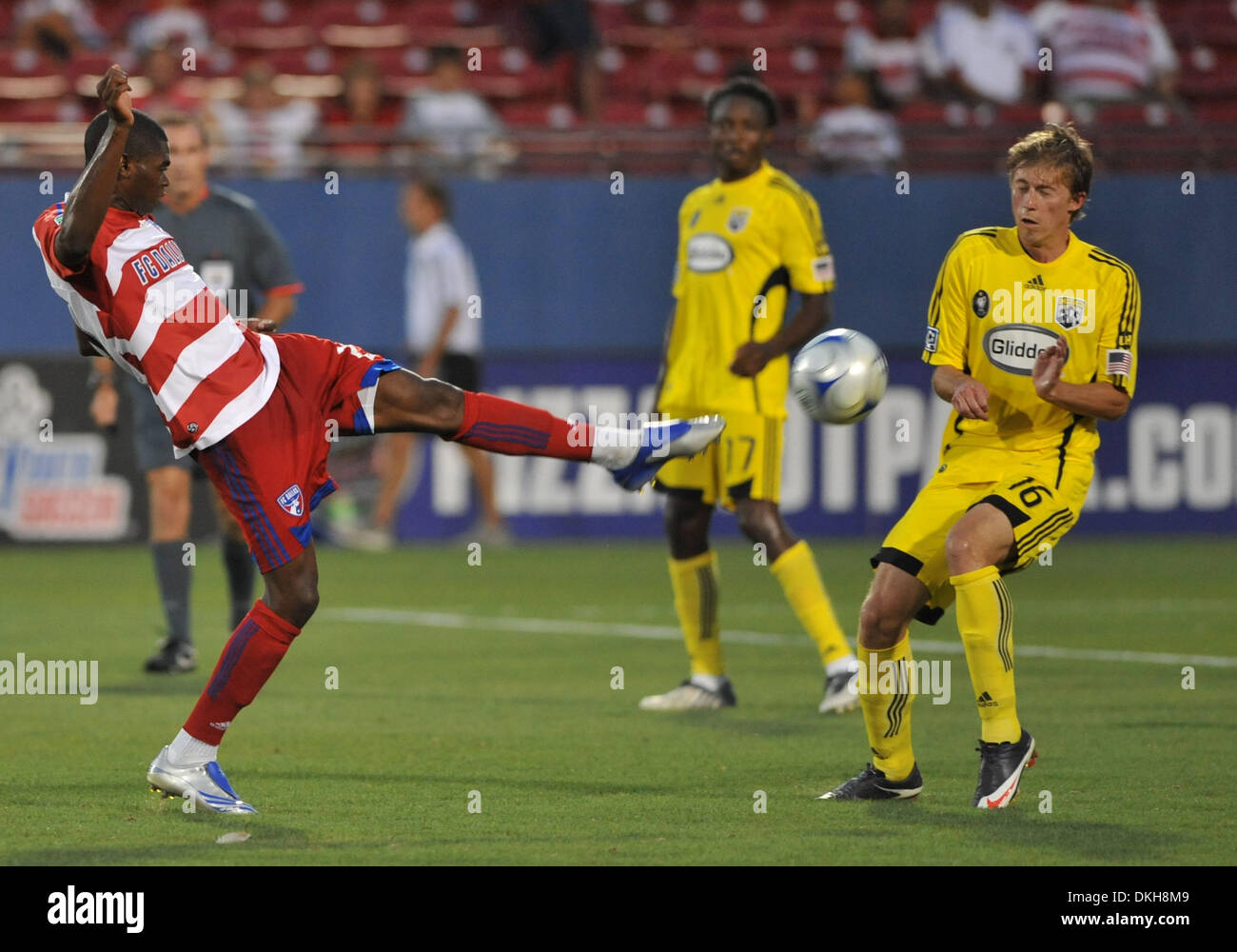 Mittelfeldspieler Anthony Wallace tritt hinter Mittelfeldspieler Brian Carroll als FC Dallas Columbus Crew 2-1 im Pizza Hut Park besiegt. (Kredit-Bild: © Steven Leija/Southcreek Global/ZUMApress.com) Stockfoto