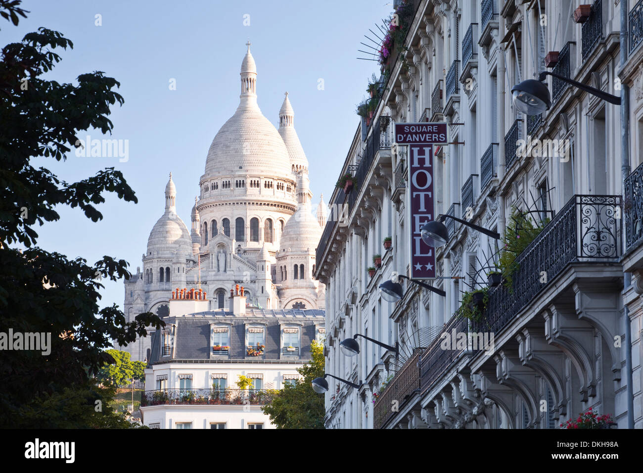 Sacre Coeur durch die Straßen von Montmartre in Paris, Frankreich, Europa Stockfoto