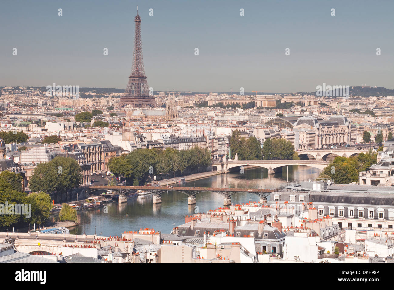 Blick über die Dächer von Paris von Tour Saint-Jacques auf dem Eiffelturm, Paris, Frankreich Stockfoto
