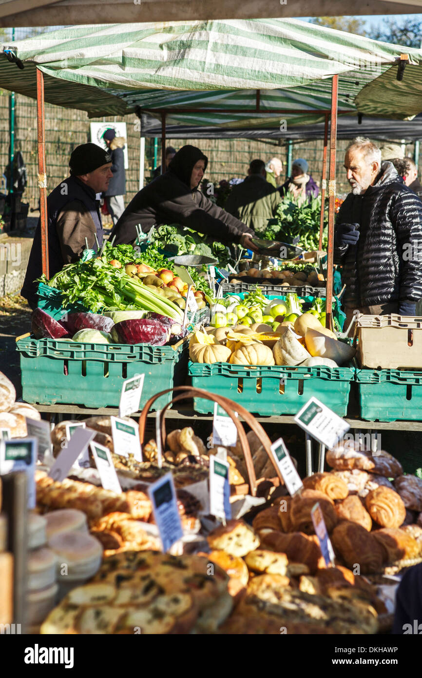 Bauern-Markt, Parliament Hill, London UK. Händler verkaufen Produkte der Saison - Obst, Gemüse. Stockfoto