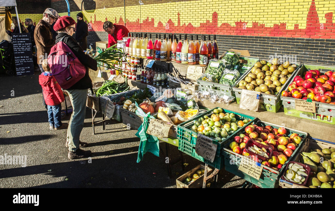 Bauernmarkt, Parliament Hill, London, Großbritannien. Markt Händler verkaufen saisonale Produkte - Obst, Gemüse.Obst Markt Stall UK. Stockfoto