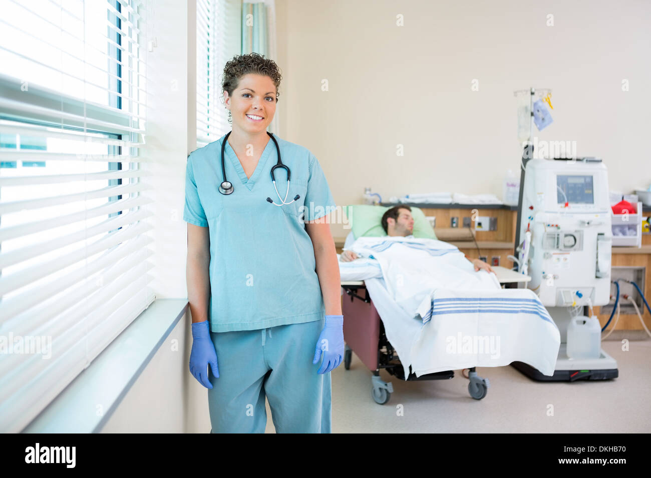 Krankenschwester mit Patienten Dialyse im Hintergrund Stockfoto