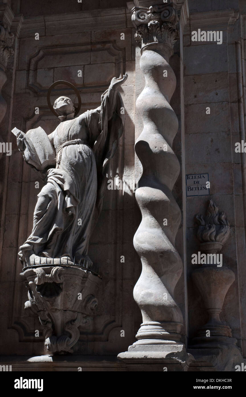 sonnendurchflutetes religiöse Figur, Stein, Skulptur, Statue und Säule, Iglesia de Betlem, Las Ramblas, Barcelona, Katalonien, Spanien Stockfoto
