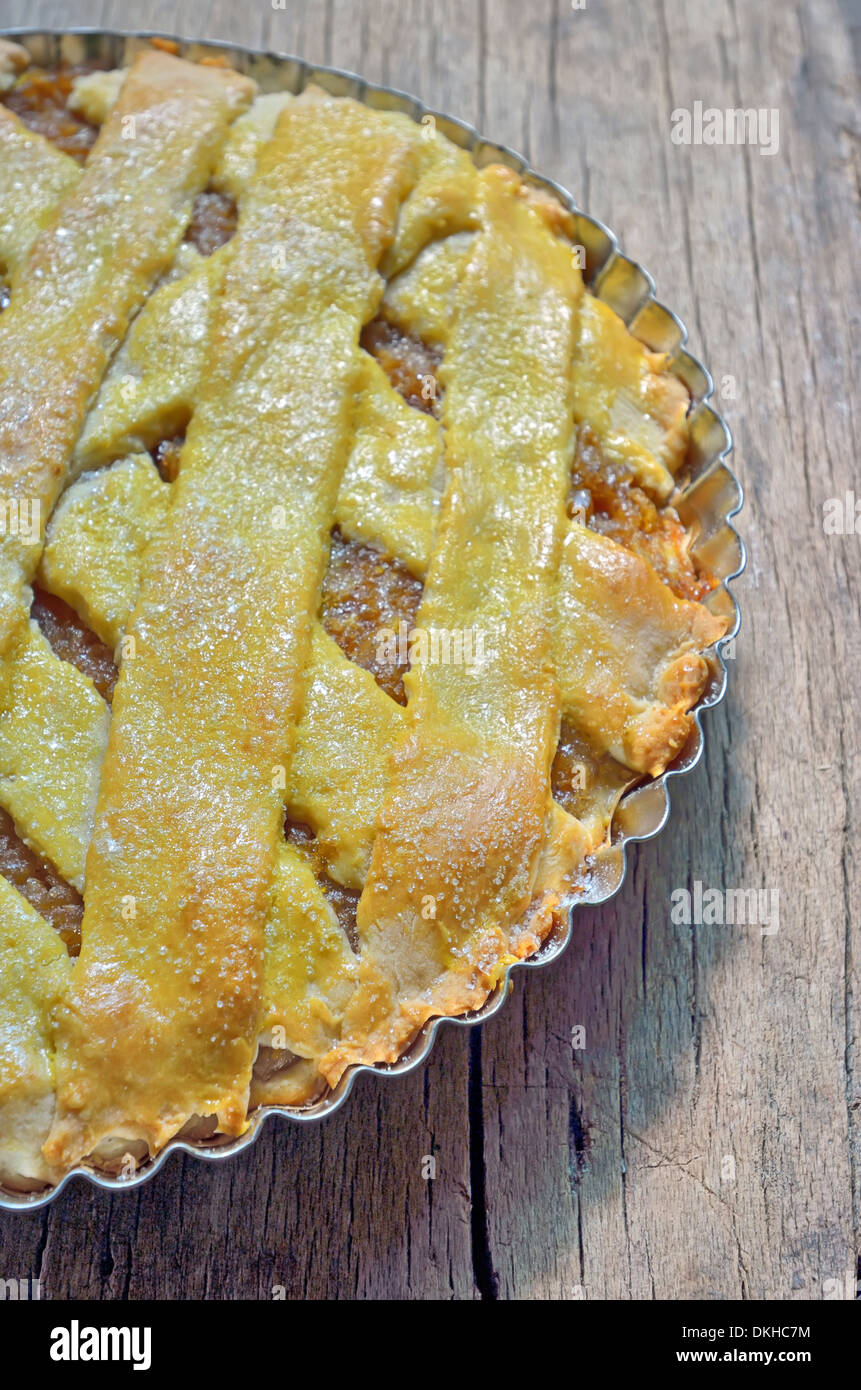 Apfelkuchen auf eine isolierte Holz Hintergrund Stockfoto