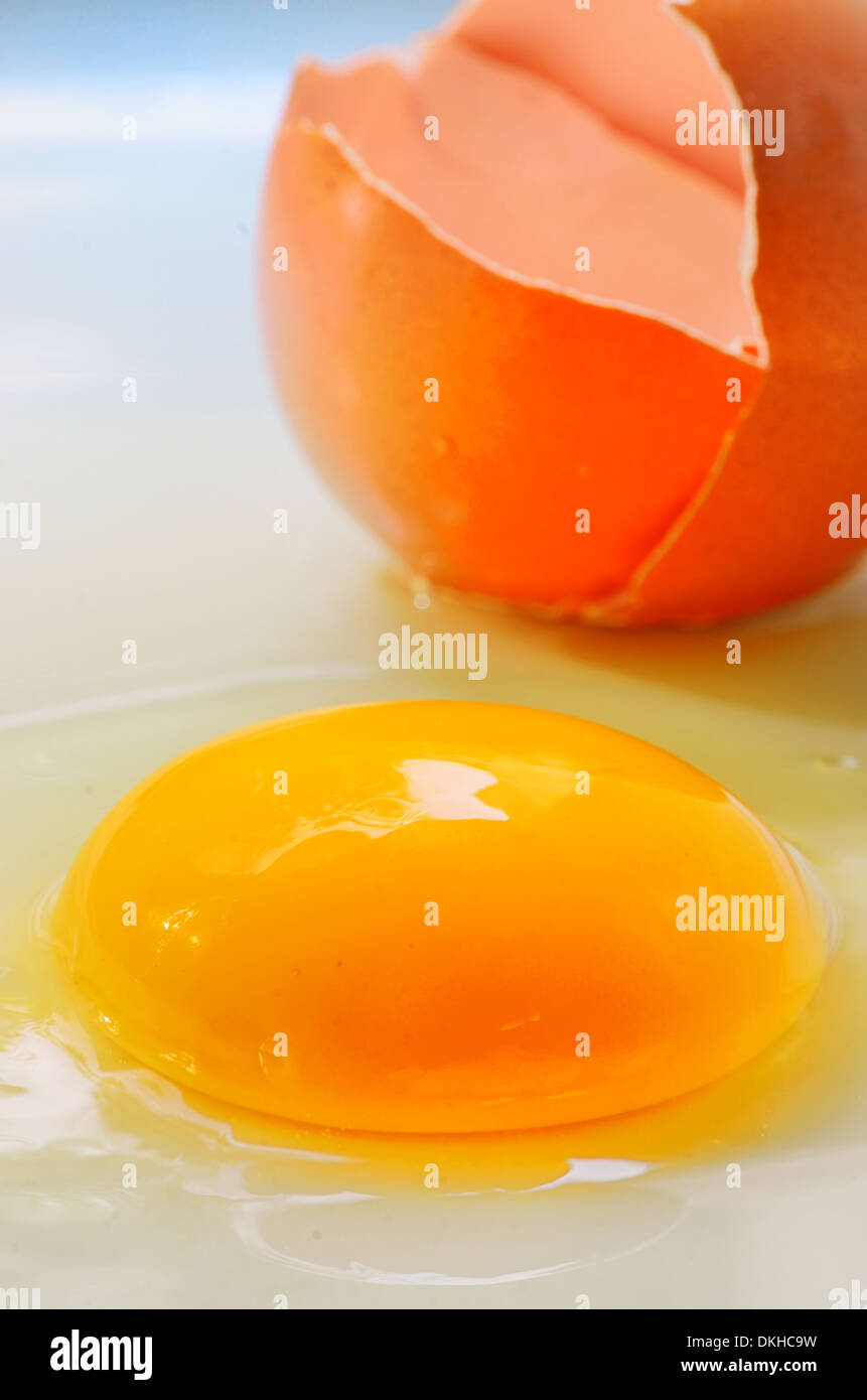 Gebrochene Ei isoliert auf weißem Hintergrund Stockfoto