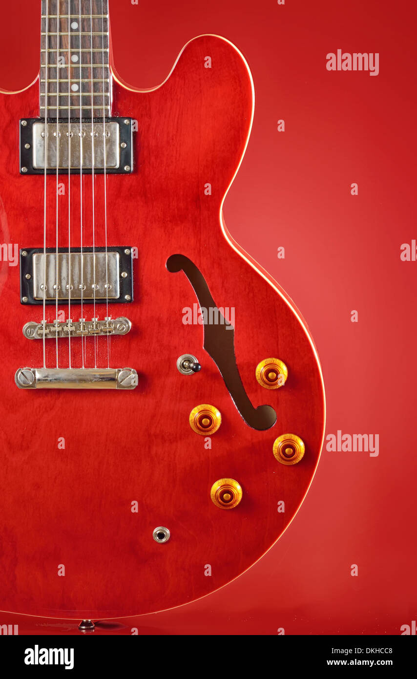 rote Gitarre isoliert auf rot Stockfoto rote Gitarre isoliert auf rot Stockfoto
