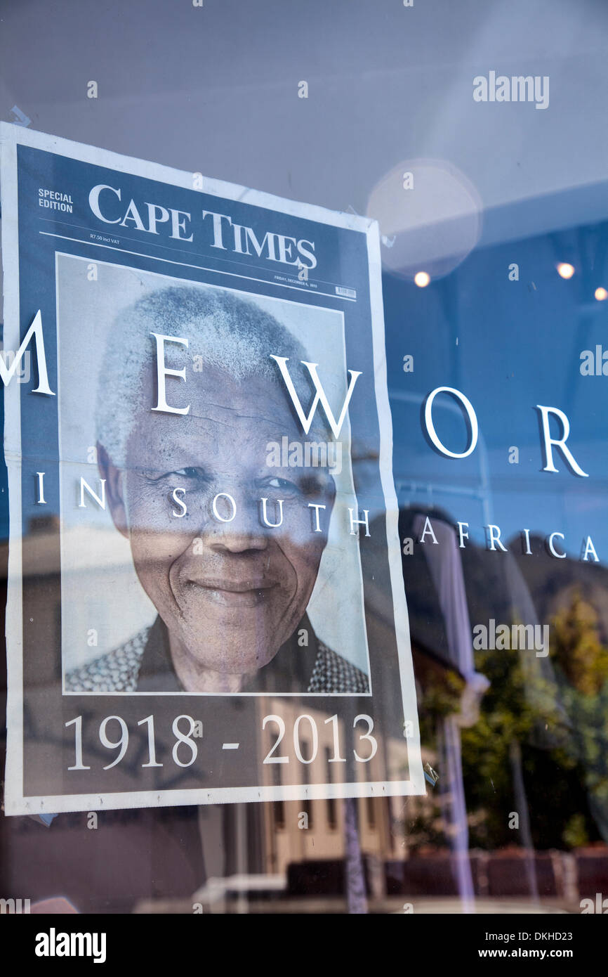 Cape Town, Südafrika. 6. Dezember 2013. Cape Times Plakat der Tod von Nelson Mandela in Cape Town Shop Fenster Credit: M.Sobreira/Alamy Live News Stockfoto