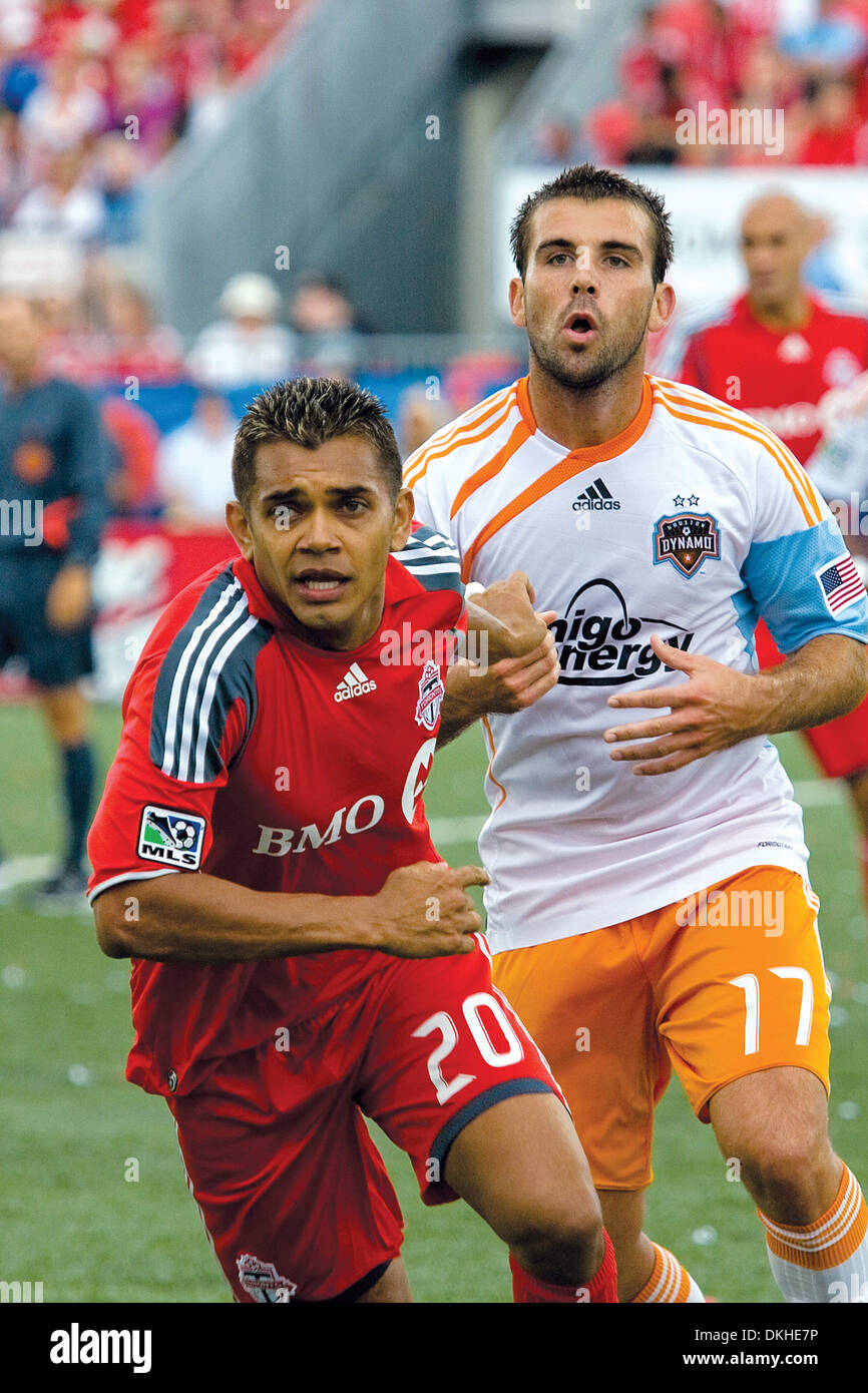 Der Toronto FC Amado Guevara (20) versucht, etwas Platz zwischen Houston Dynamo Mike Chabala (17) während eines Spiels im BMO Field in Toronto zu schaffen. Das Spiel in einem Unentschieden, 1-1 abgeschlossen. (Kredit-Bild: © Terry Ting/Southcreek Global/ZUMApress.com) Stockfoto