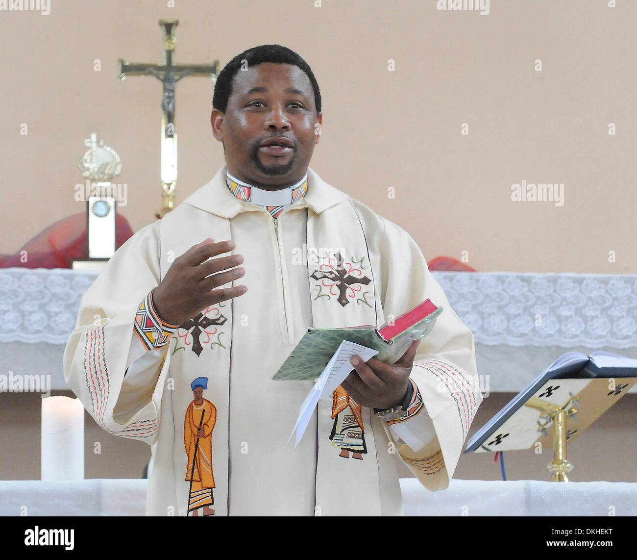 Port Elizabeth, Südafrika. 6. Dezember 2013. Erzdiakon Zweli Tom von St Stephens Anglican Church in New Brighton, Anzünden einer Kerze im Gedenken an Nelson Mandelaon 6. Dezember 2013, in Port Elizabeth, Südafrika. Der Vater der Nation, Nelson Mandela, Tata Madiba, ruhig am Abend des 5. Dezember 2013 in seinem Haus in Houghton mit Familie verstorben. (Foto von Gallo Images / The Herald / Brian Witbooi/Alamy live News) Bildnachweis: Gallo Bilder/Alamy Live News Stockfoto