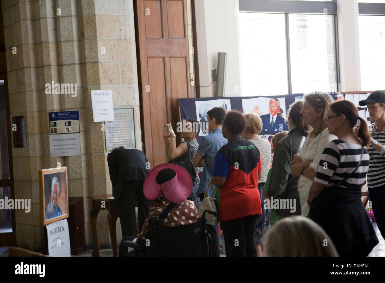 Cape Town, Südafrika. 6. Dezember 2013. Buch von Kondolenzschreiben und Denkmal von Nelson Mandela in St. Georges Cathedral Credit: M.Sobreira/Alamy Live News Stockfoto