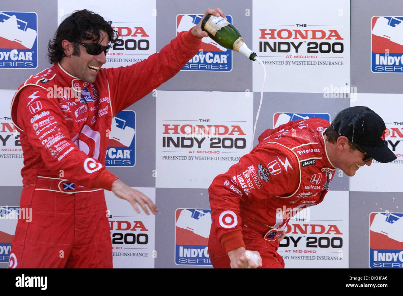 9. August 2009: Dritter Platz Finisher Dario Franchittihe gießt Champagner auf siegreiche Fahrer Scott Dixon nach den Honda Indy 200 auf der Mid-Ohio Sports Car Course in Lexington, OH. (Kredit-Bild: © Frank Jansky/Southcreek Global/ZUMApress.com) Stockfoto