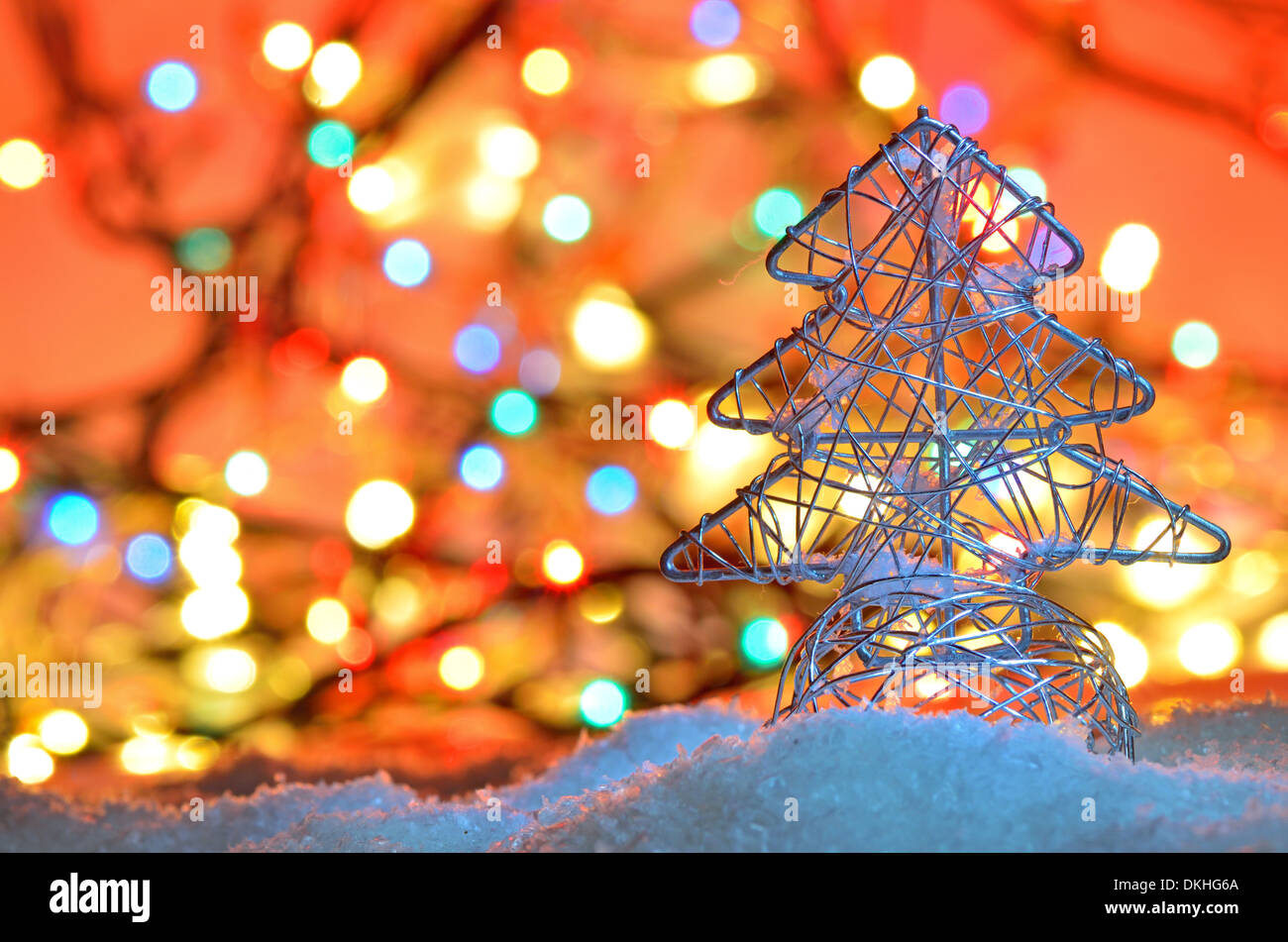 Silber verdrahtet Weihnachtsbaum im Hintergrund mit Weihnachtsbeleuchtung Stockfoto