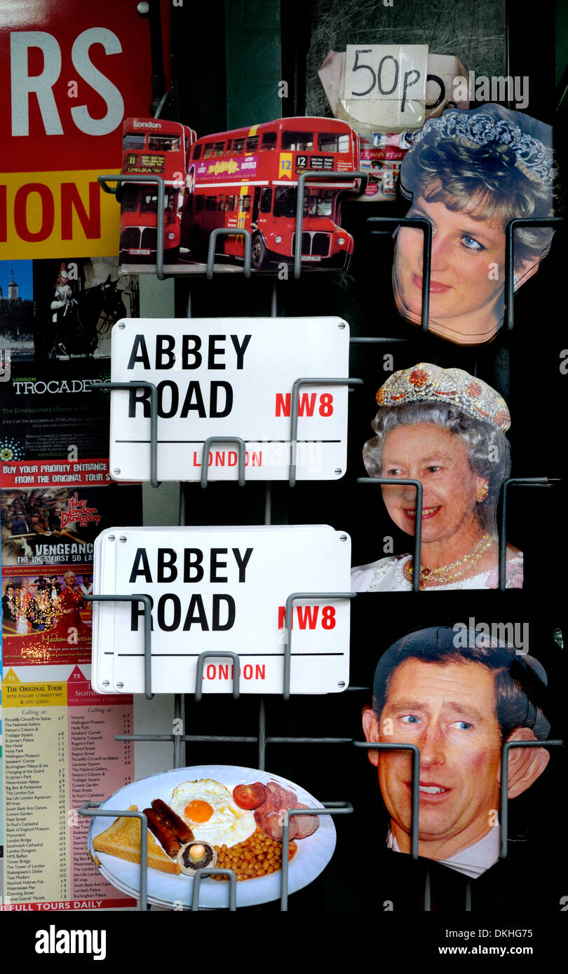 London, England, Vereinigtes Königreich. Souvenirs - Postkarten der königlichen Familie und Straßenschilder Stockfoto