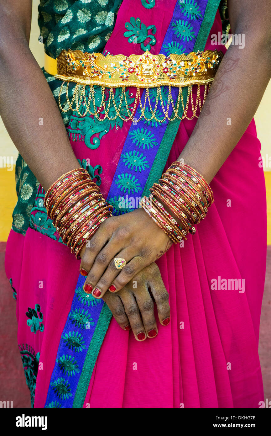 Indische Bauerndorf Braut gekleidet in bunten Sari und Goldschmuck. Andhra Pradesh, Indien Stockfoto
