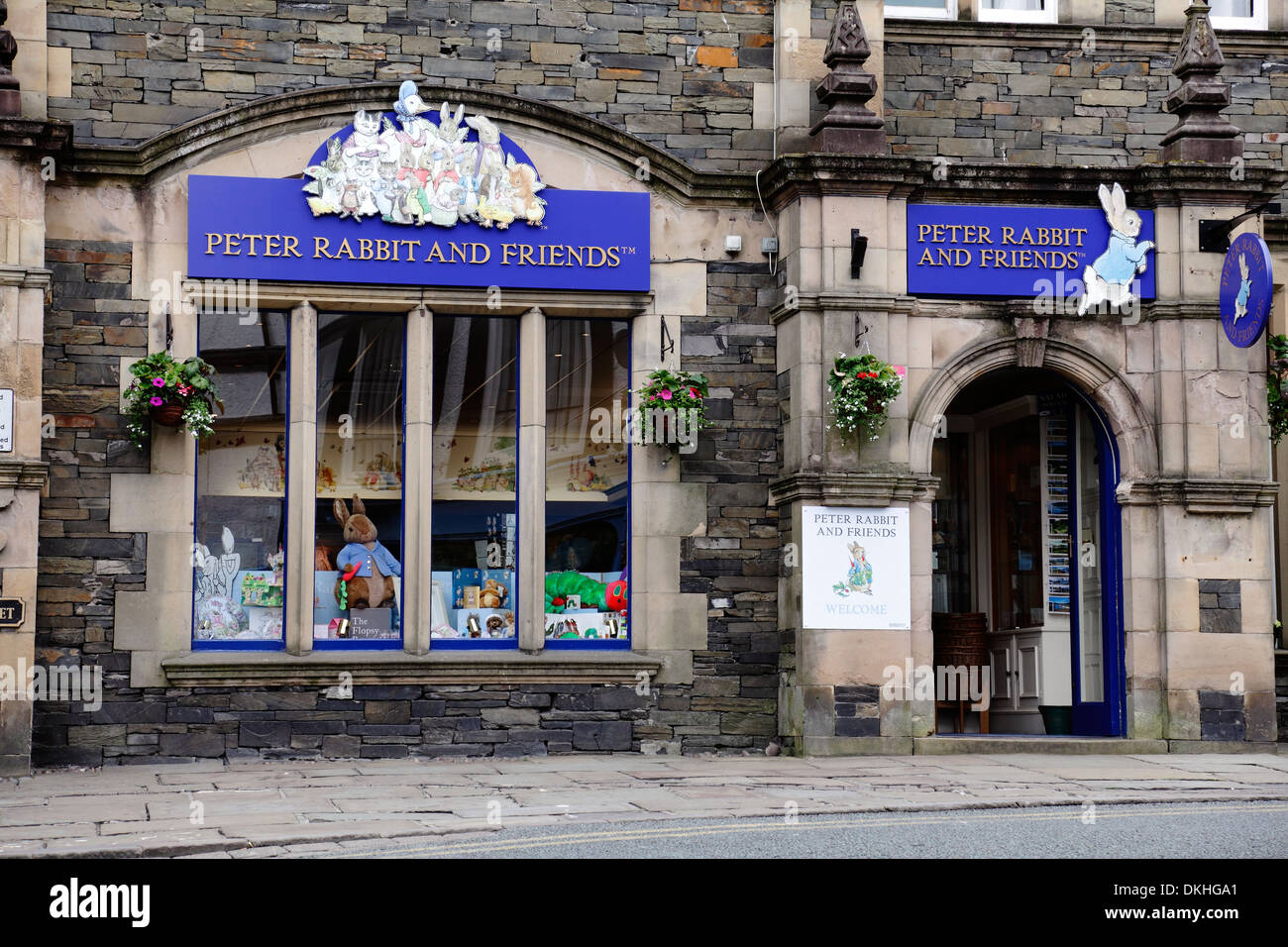 Der Peter Rabbit and Friends Shop auf dem Saint Martin's Square in Bowness-on-Windermere, Lake District, Cumbria, England, Großbritannien Stockfoto