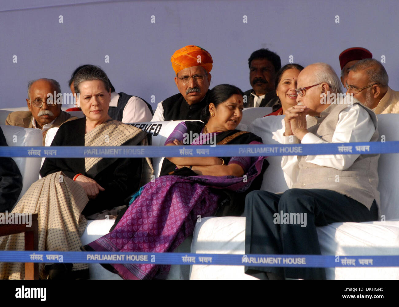 (131206)--NEU-DELHI, 6. Dezember 2013 (Xinhua)--Indian National Congress Party Präsidentin Sonia Gandhi, Führer der Opposition im Lok Sabha (Unterhaus of Parliament) Sushma Swaraj und Führungsmitglied der Bharatiya Janata Party (BJP) l.k. Advani (L, R, vorne) den Todestag von Dr. Babasaheb Ambedkar im Parliament House in Neu Delhi, Indien, am 6. Dezember 2013 teilnehmen. (Xinhua/Partha Sarkar) Stockfoto