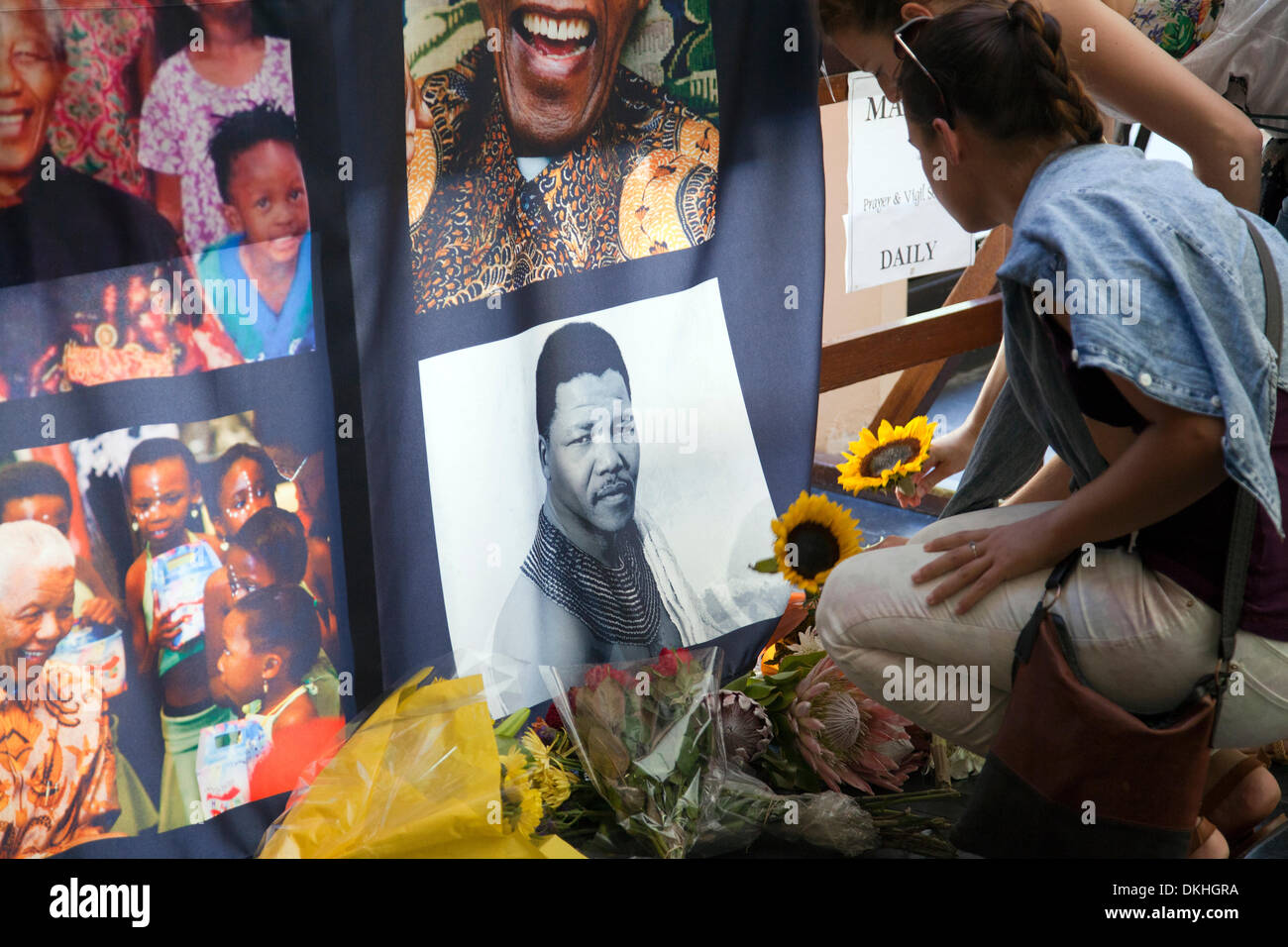 Cape Town, Südafrika. 6. Dezember 2013. Buch von Kondolenzschreiben und Memorial Service von Nelson Mandela in St. Georges Cathedral Credit: M.Sobreira/Alamy Live News Stockfoto
